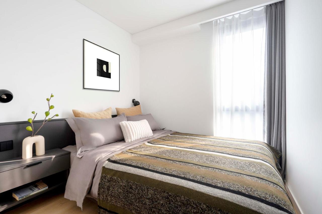 Base-Beijing Wangfujing Serviced Apartment- In Hutong &Bike Rental &Close To Forbidden City, Tian'Anmen Square &Subway Nearby &Free Coffee &Washing Machine,Kitchen &Restaurant Discount &English Speaking &High Speed Free Wifi Exteriör bild A bedroom