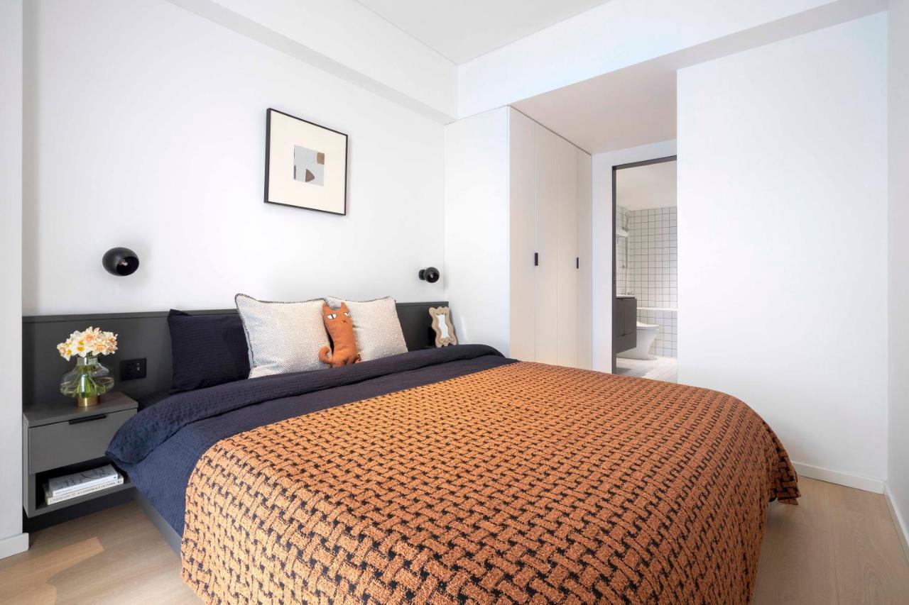 Base-Beijing Wangfujing Serviced Apartment- In Hutong &Bike Rental &Close To Forbidden City, Tian'Anmen Square &Subway Nearby &Free Coffee &Washing Machine,Kitchen &Restaurant Discount &English Speaking &High Speed Free Wifi Exteriör bild A bedroom