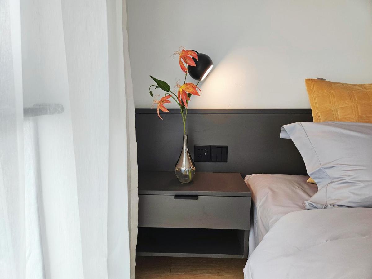 Base-Beijing Wangfujing Serviced Apartment- In Hutong &Bike Rental &Close To Forbidden City, Tian'Anmen Square &Subway Nearby &Free Coffee &Washing Machine,Kitchen &Restaurant Discount &English Speaking &High Speed Free Wifi Exteriör bild A bedside table