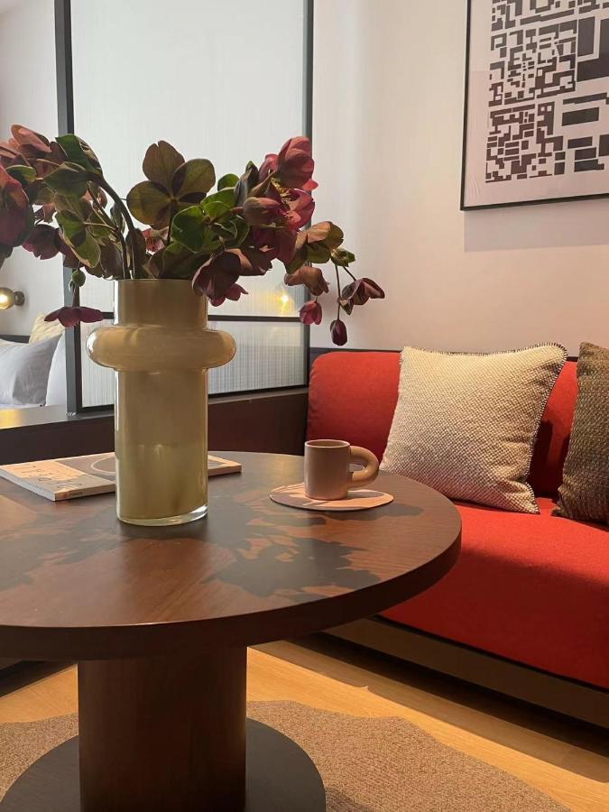 Base-Beijing Wangfujing Serviced Apartment- In Hutong &Bike Rental &Close To Forbidden City, Tian'Anmen Square &Subway Nearby &Free Coffee &Washing Machine,Kitchen &Restaurant Discount &English Speaking &High Speed Free Wifi Exteriör bild The interior of the cafe