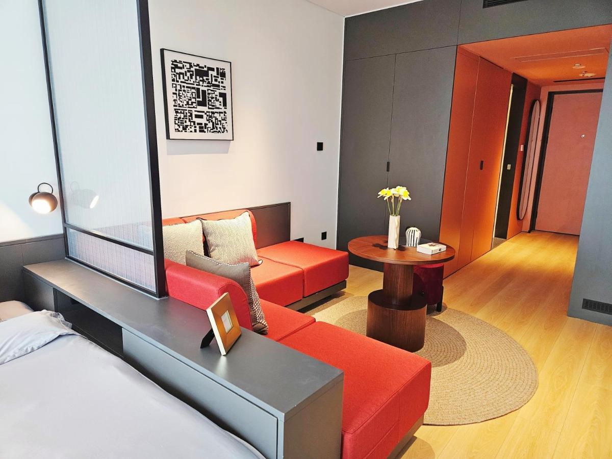 Base-Beijing Wangfujing Serviced Apartment- In Hutong &Bike Rental &Close To Forbidden City, Tian'Anmen Square &Subway Nearby &Free Coffee &Washing Machine,Kitchen &Restaurant Discount &English Speaking &High Speed Free Wifi Exteriör bild A room at the hotel