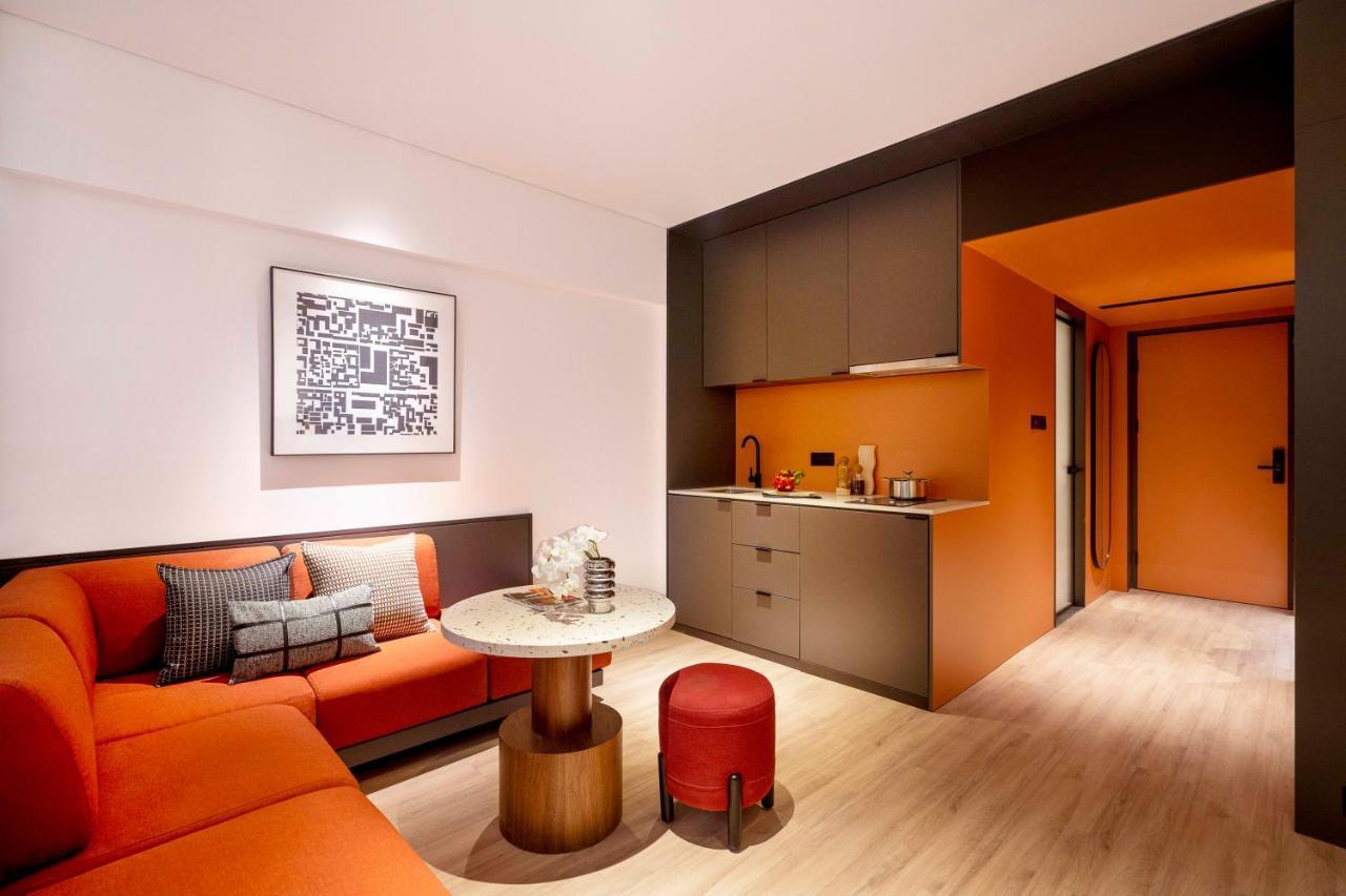 Base-Beijing Wangfujing Serviced Apartment- In Hutong &Bike Rental &Close To Forbidden City, Tian'Anmen Square &Subway Nearby &Free Coffee &Washing Machine,Kitchen &Restaurant Discount &English Speaking &High Speed Free Wifi Exteriör bild A suite at the hotel