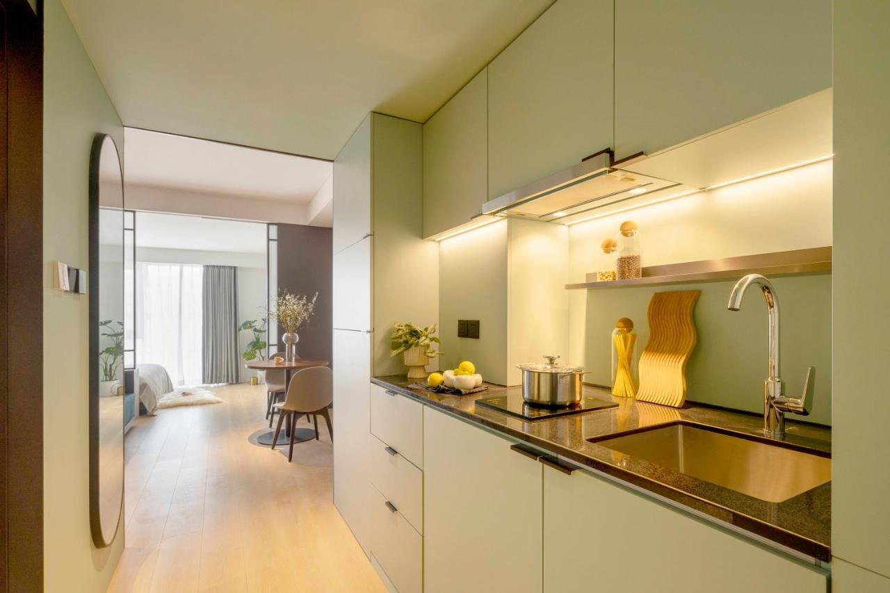 Base-Beijing Wangfujing Serviced Apartment- In Hutong &Bike Rental &Close To Forbidden City, Tian'Anmen Square &Subway Nearby &Free Coffee &Washing Machine,Kitchen &Restaurant Discount &English Speaking &High Speed Free Wifi Exteriör bild Kitchen
