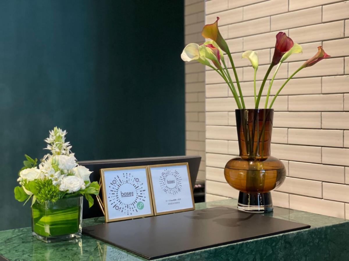 Base-Beijing Wangfujing Serviced Apartment- In Hutong &Bike Rental &Close To Forbidden City, Tian'Anmen Square &Subway Nearby &Free Coffee &Washing Machine,Kitchen &Restaurant Discount &English Speaking &High Speed Free Wifi Exteriör bild Reception desk at the hotel