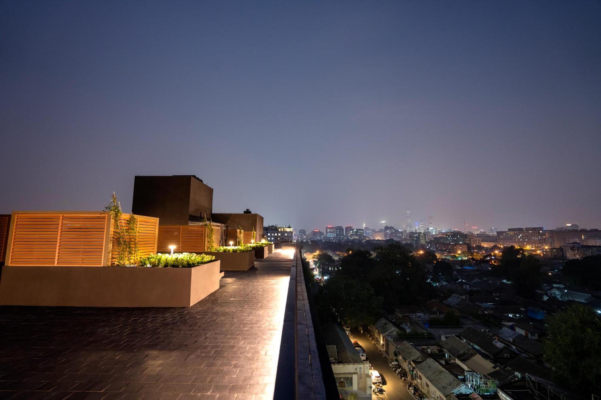 Base-Beijing Wangfujing Serviced Apartment- In Hutong &Bike Rental &Close To Forbidden City, Tian'Anmen Square &Subway Nearby &Free Coffee &Washing Machine,Kitchen &Restaurant Discount &English Speaking &High Speed Free Wifi Exteriör bild View from the rooftop