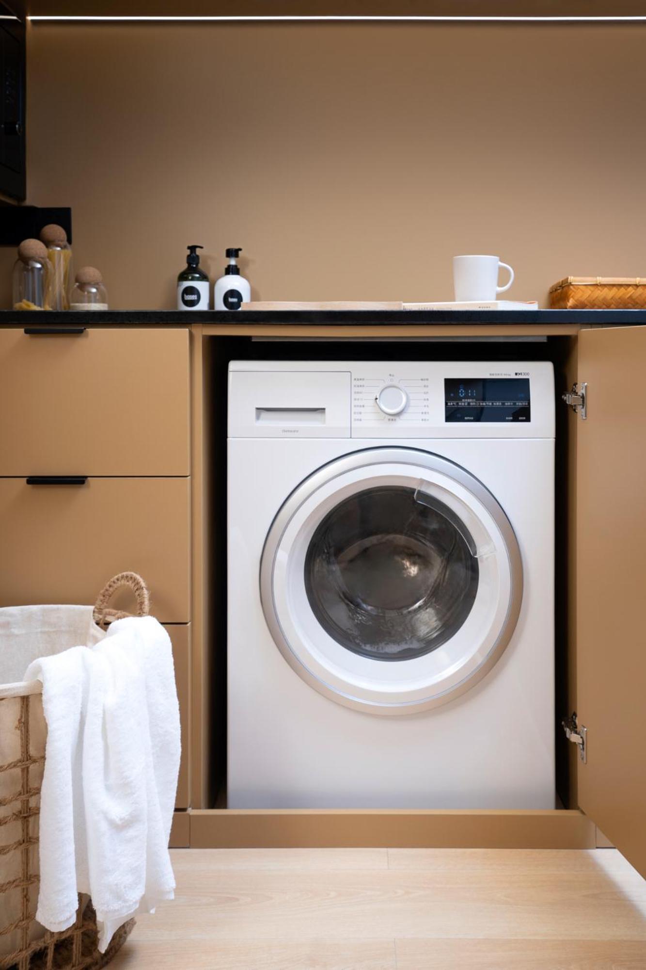 Base-Beijing Wangfujing Serviced Apartment- In Hutong &Bike Rental &Close To Forbidden City, Tian'Anmen Square &Subway Nearby &Free Coffee &Washing Machine,Kitchen &Restaurant Discount &English Speaking &High Speed Free Wifi Exteriör bild A front-loading washing machine
