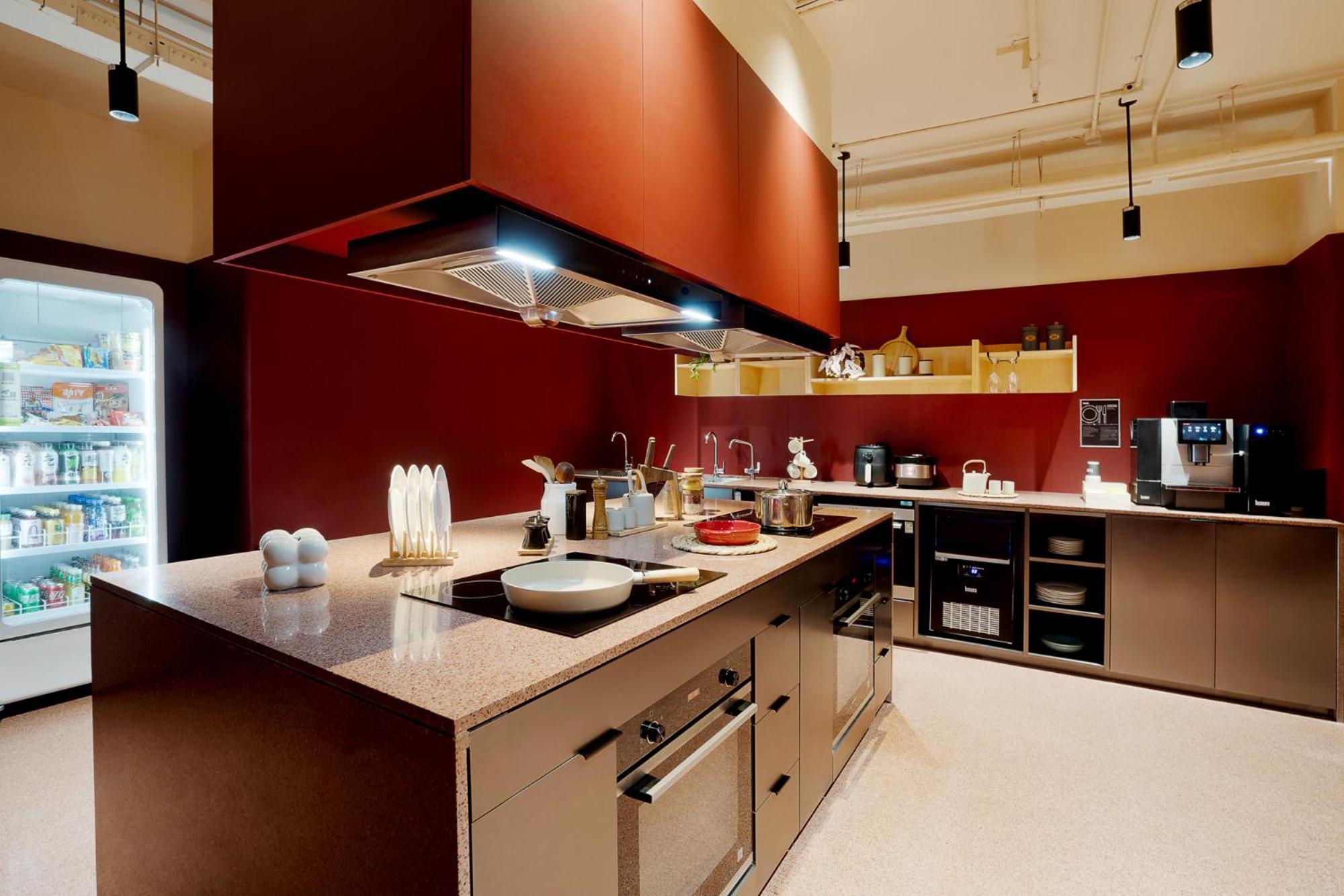 Base-Beijing Wangfujing Serviced Apartment- In Hutong &Bike Rental &Close To Forbidden City, Tian'Anmen Square &Subway Nearby &Free Coffee &Washing Machine,Kitchen &Restaurant Discount &English Speaking &High Speed Free Wifi Exteriör bild A typical kitchen