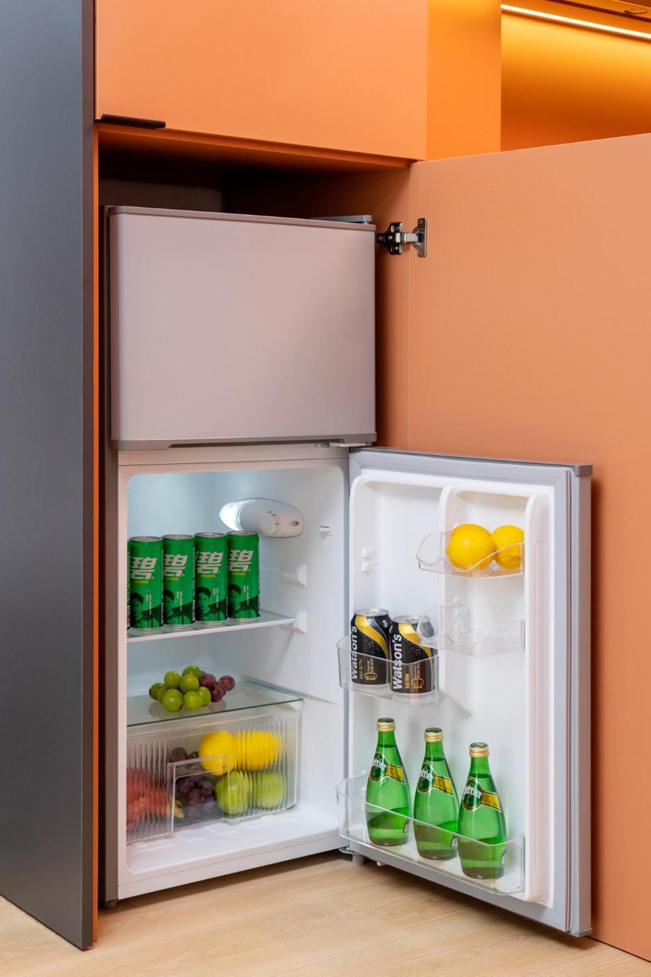 Base-Beijing Wangfujing Serviced Apartment- In Hutong &Bike Rental &Close To Forbidden City, Tian'Anmen Square &Subway Nearby &Free Coffee &Washing Machine,Kitchen &Restaurant Discount &English Speaking &High Speed Free Wifi Exteriör bild A refrigerator