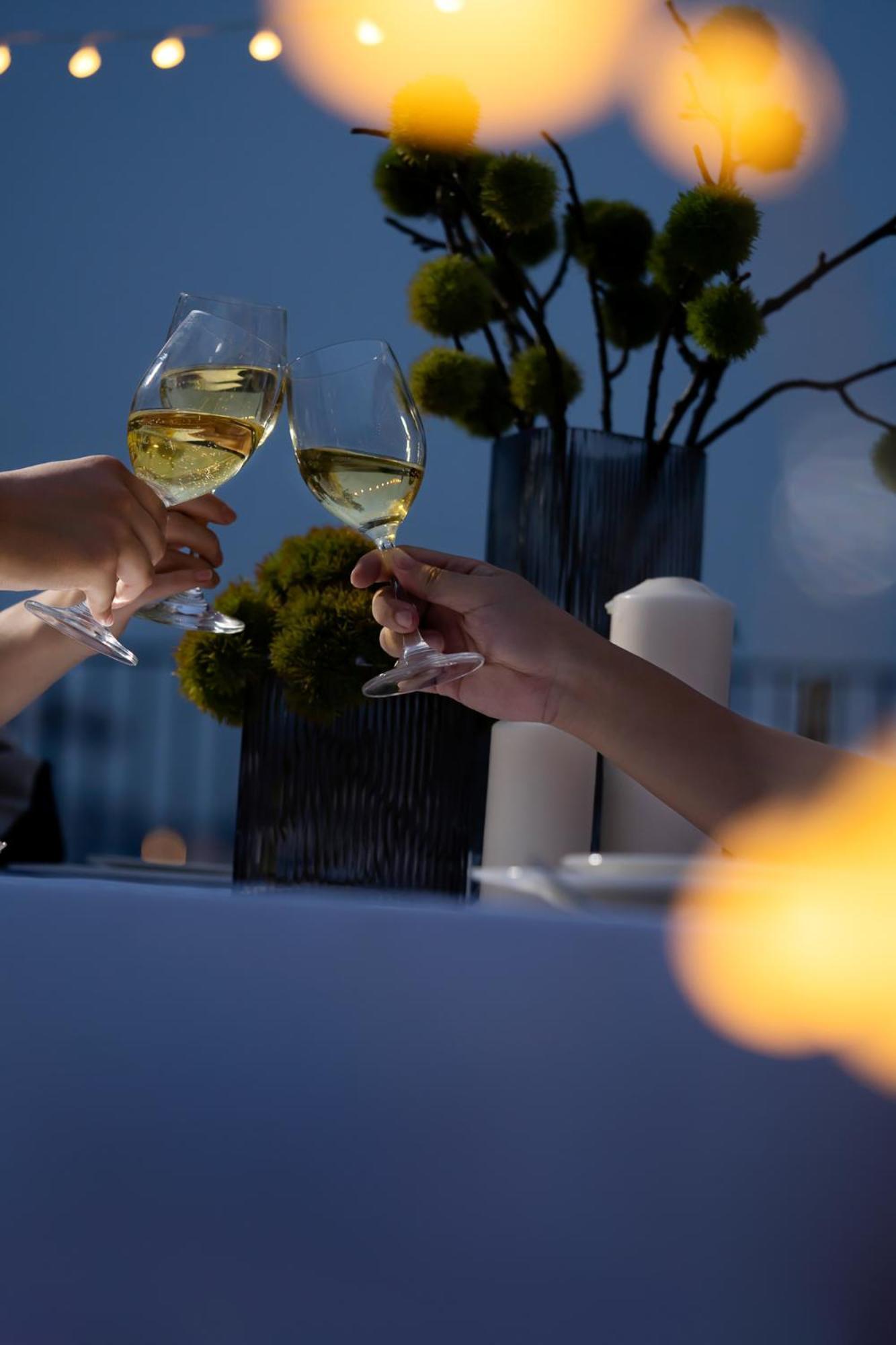 Base-Beijing Wangfujing Serviced Apartment- In Hutong &Bike Rental &Close To Forbidden City, Tian'Anmen Square &Subway Nearby &Free Coffee &Washing Machine,Kitchen &Restaurant Discount &English Speaking &High Speed Free Wifi Exteriör bild Wine glasses