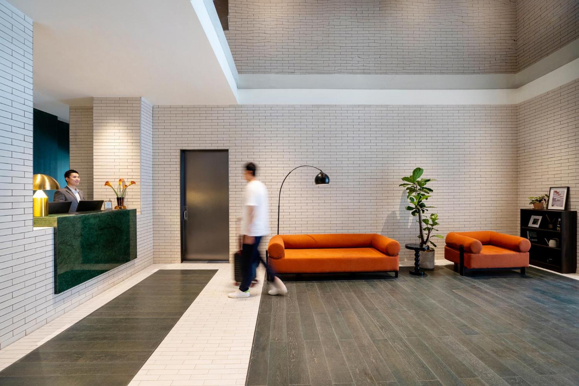 Base-Beijing Wangfujing Serviced Apartment- In Hutong &Bike Rental &Close To Forbidden City, Tian'Anmen Square &Subway Nearby &Free Coffee &Washing Machine,Kitchen &Restaurant Discount &English Speaking &High Speed Free Wifi Exteriör bild The lobby of the hotel
