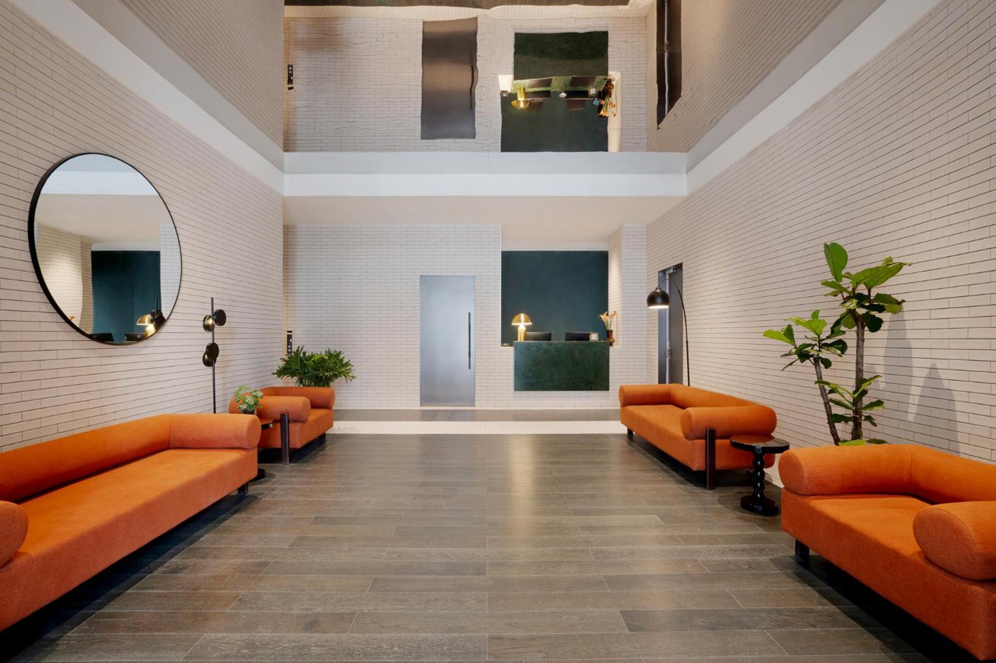 Base-Beijing Wangfujing Serviced Apartment- In Hutong &Bike Rental &Close To Forbidden City, Tian'Anmen Square &Subway Nearby &Free Coffee &Washing Machine,Kitchen &Restaurant Discount &English Speaking &High Speed Free Wifi Exteriör bild The lobby of the hotel