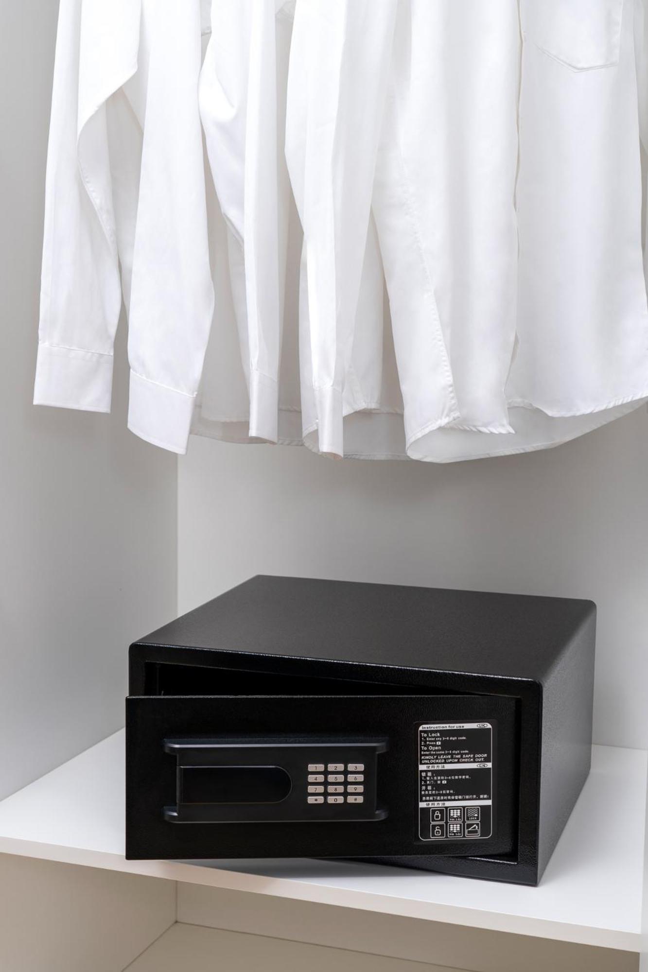 Base-Beijing Wangfujing Serviced Apartment- In Hutong &Bike Rental &Close To Forbidden City, Tian'Anmen Square &Subway Nearby &Free Coffee &Washing Machine,Kitchen &Restaurant Discount &English Speaking &High Speed Free Wifi Exteriör bild A shirt hanging on a clothes dryer