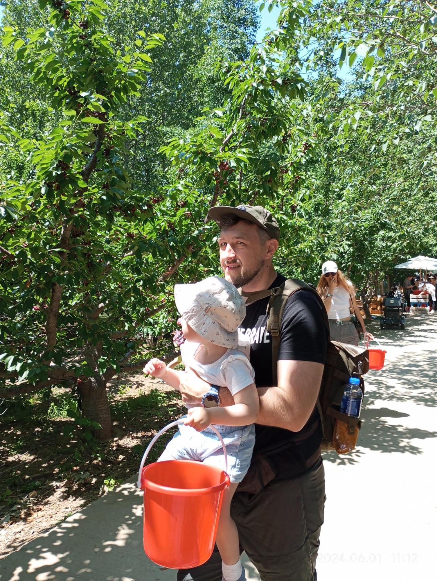 Base-Beijing Wangfujing Serviced Apartment- In Hutong &Bike Rental &Close To Forbidden City, Tian'Anmen Square &Subway Nearby &Free Coffee &Washing Machine,Kitchen &Restaurant Discount &English Speaking &High Speed Free Wifi Exteriör bild A father with his child