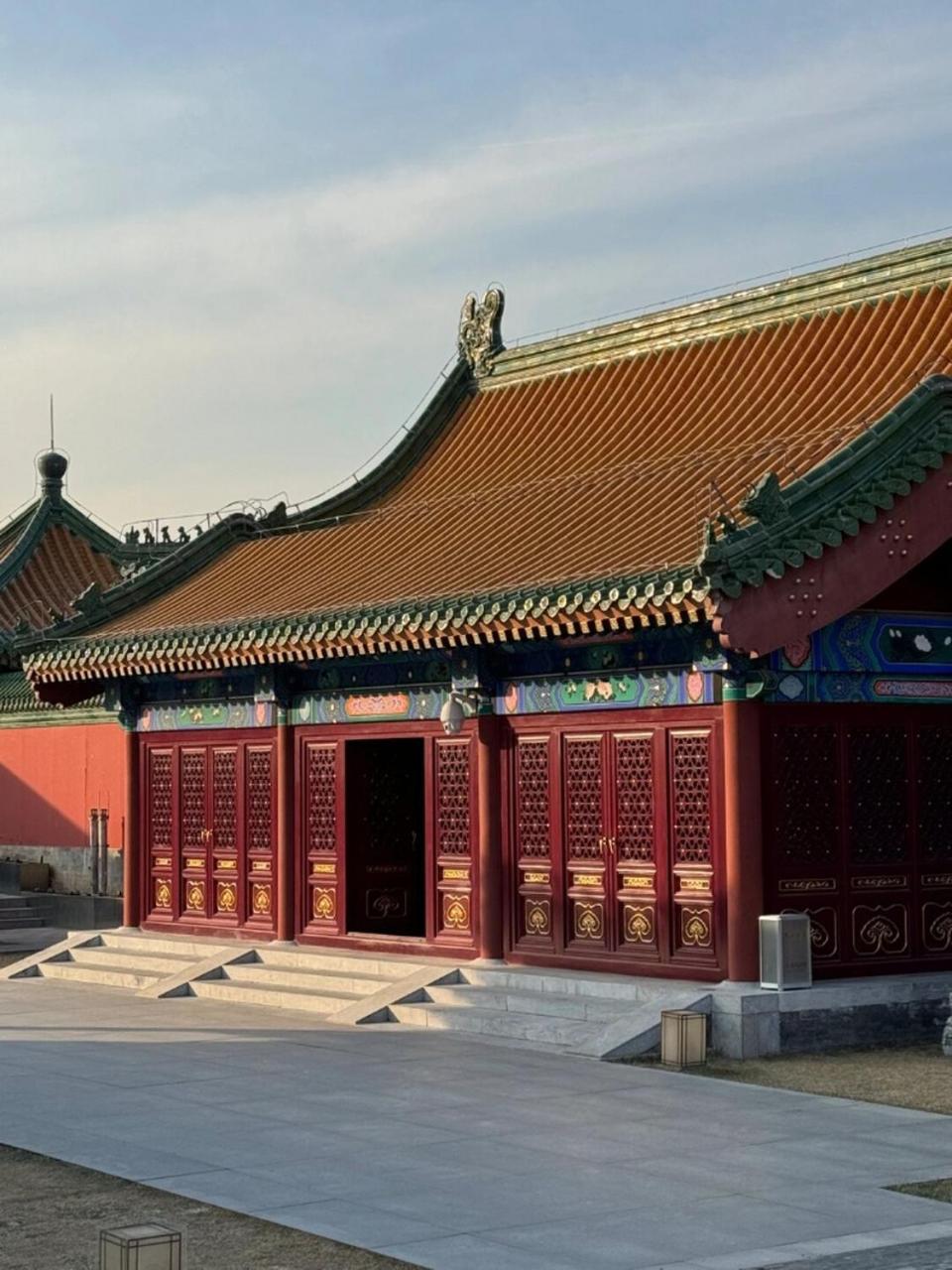 Base-Beijing Wangfujing Serviced Apartment- In Hutong &Bike Rental &Close To Forbidden City, Tian'Anmen Square &Subway Nearby &Free Coffee &Washing Machine,Kitchen &Restaurant Discount &English Speaking &High Speed Free Wifi Exteriör bild The gate of the temple