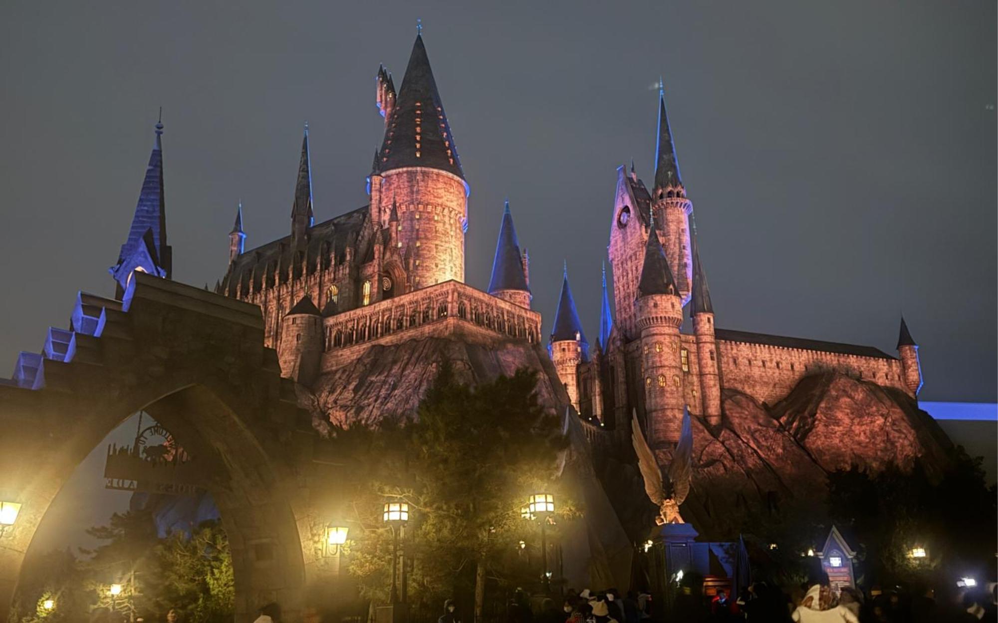 Base-Beijing Wangfujing Serviced Apartment- In Hutong &Bike Rental &Close To Forbidden City, Tian'Anmen Square &Subway Nearby &Free Coffee &Washing Machine,Kitchen &Restaurant Discount &English Speaking &High Speed Free Wifi Exteriör bild Hogwarts Castle at The Wizarding World of Harry Potter