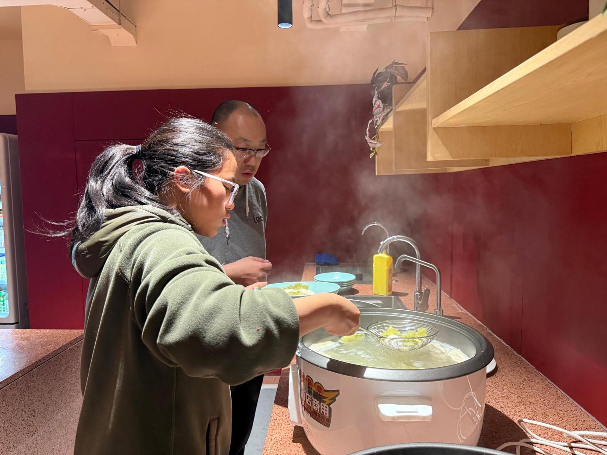Base-Beijing Wangfujing Serviced Apartment- In Hutong &Bike Rental &Close To Forbidden City, Tian'Anmen Square &Subway Nearby &Free Coffee &Washing Machine,Kitchen &Restaurant Discount &English Speaking &High Speed Free Wifi Exteriör bild A student cooking in the kitchen