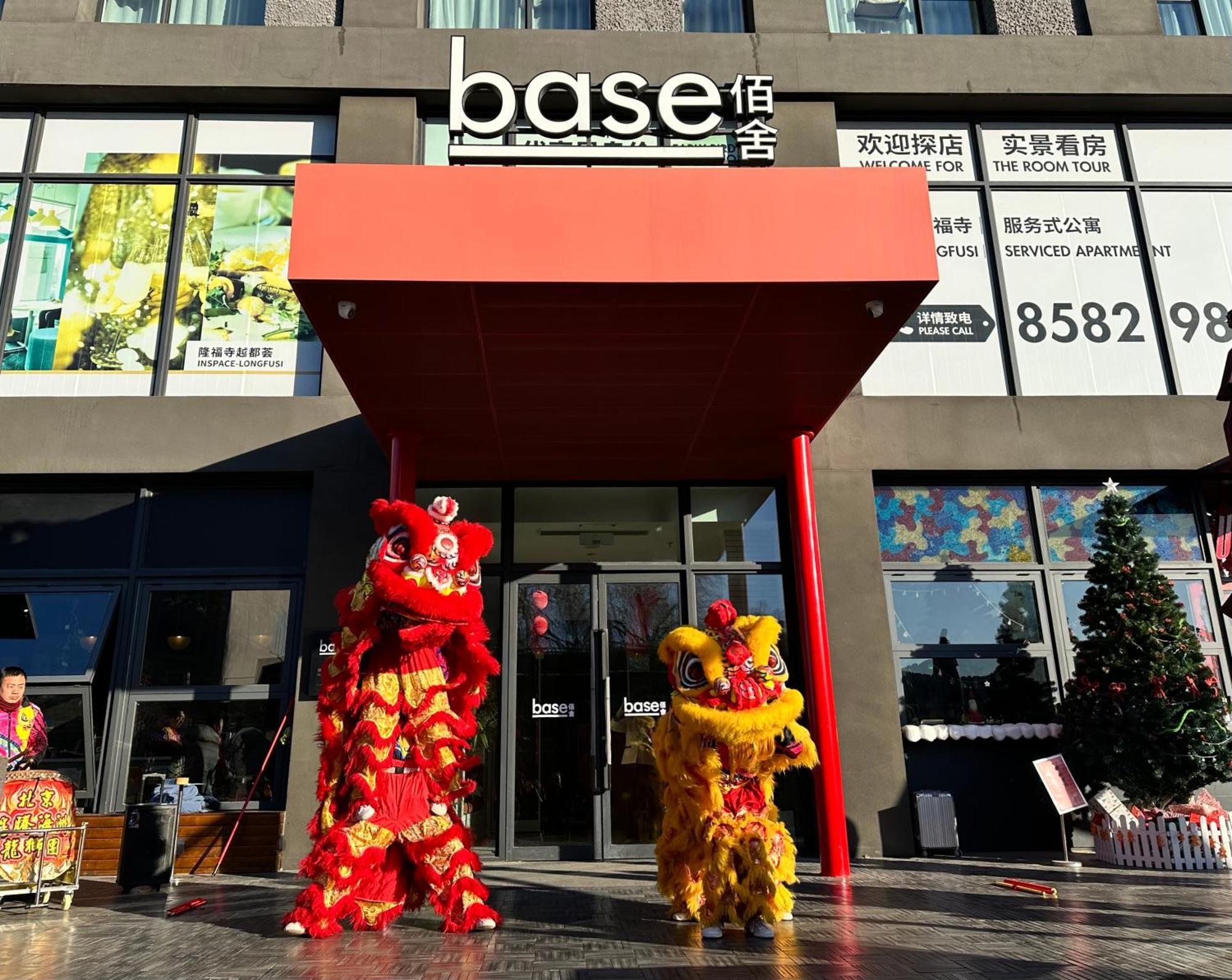 Base-Beijing Wangfujing Serviced Apartment- In Hutong &Bike Rental &Close To Forbidden City, Tian'Anmen Square &Subway Nearby &Free Coffee &Washing Machine,Kitchen &Restaurant Discount &English Speaking &High Speed Free Wifi Exteriör bild Chinese New Year celebrations at Base Shopping Centre